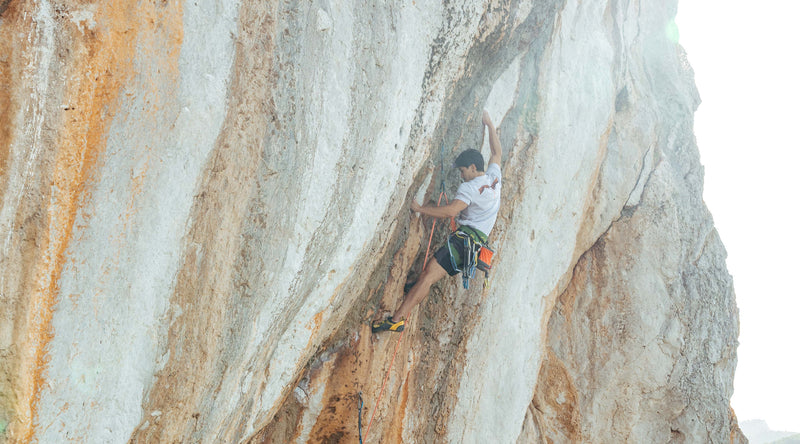 Man climbing in organic cotton unisex climbing t-shirt 